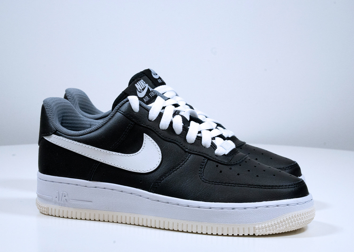 Second Chance - Nike Air Force 1 ID Black/White Swoosh - 37,5 | NEW