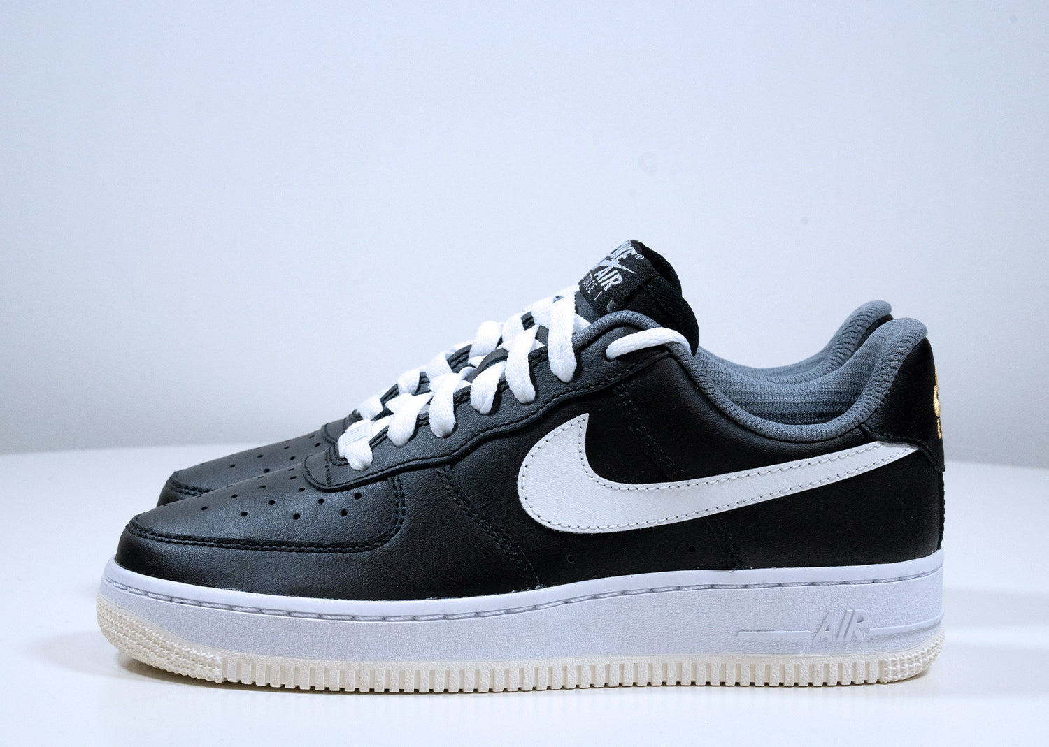 Second Chance - Nike Air Force 1 ID Black/White Swoosh - 37,5 | NEW